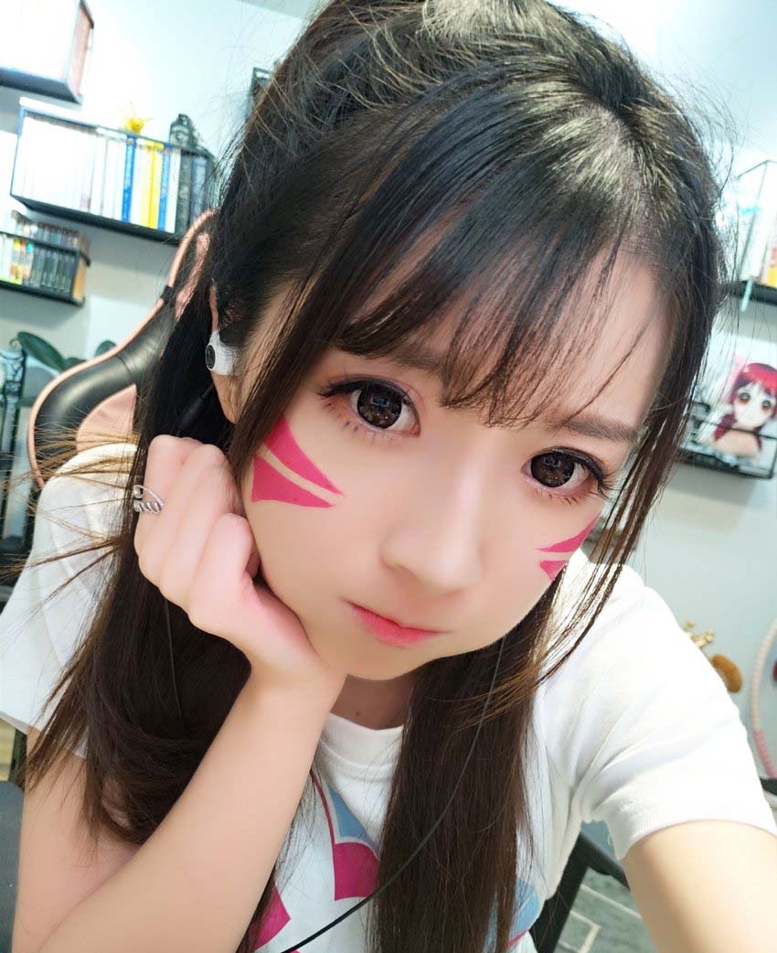 斗鱼二次元主播「小女巫露娜」