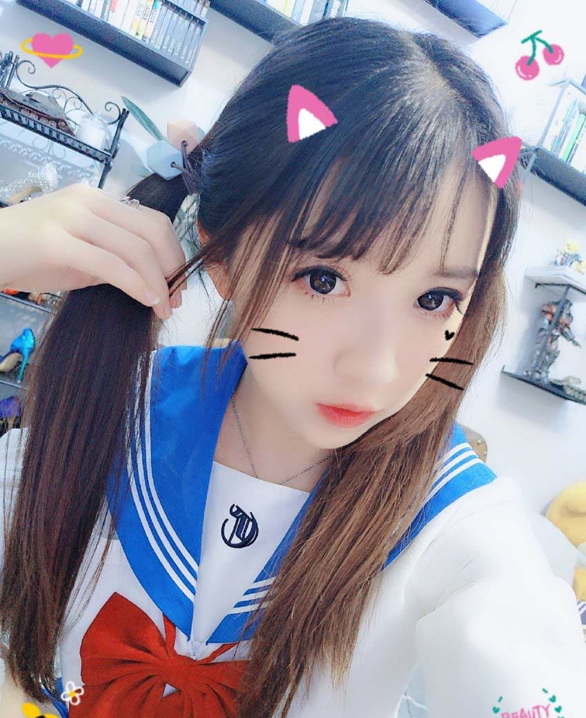 斗鱼二次元主播「小女巫露娜」