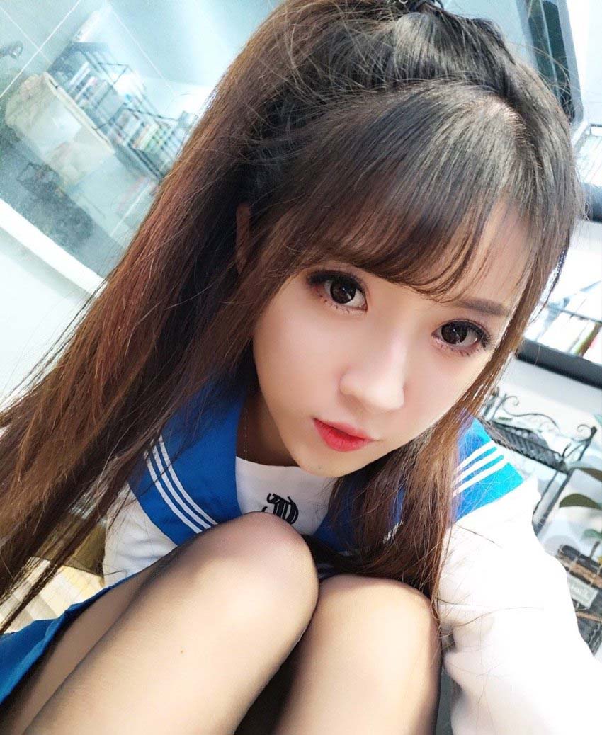 斗鱼二次元主播「小女巫露娜」