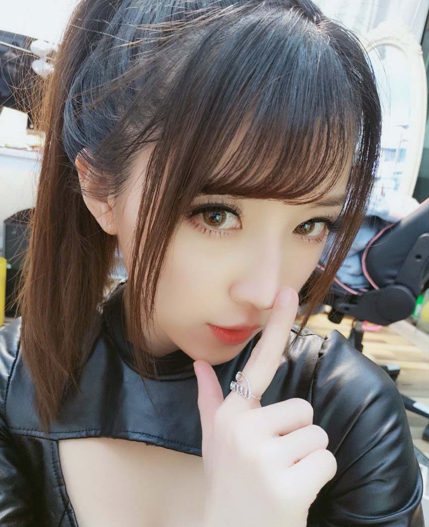 斗鱼二次元主播「小女巫露娜」