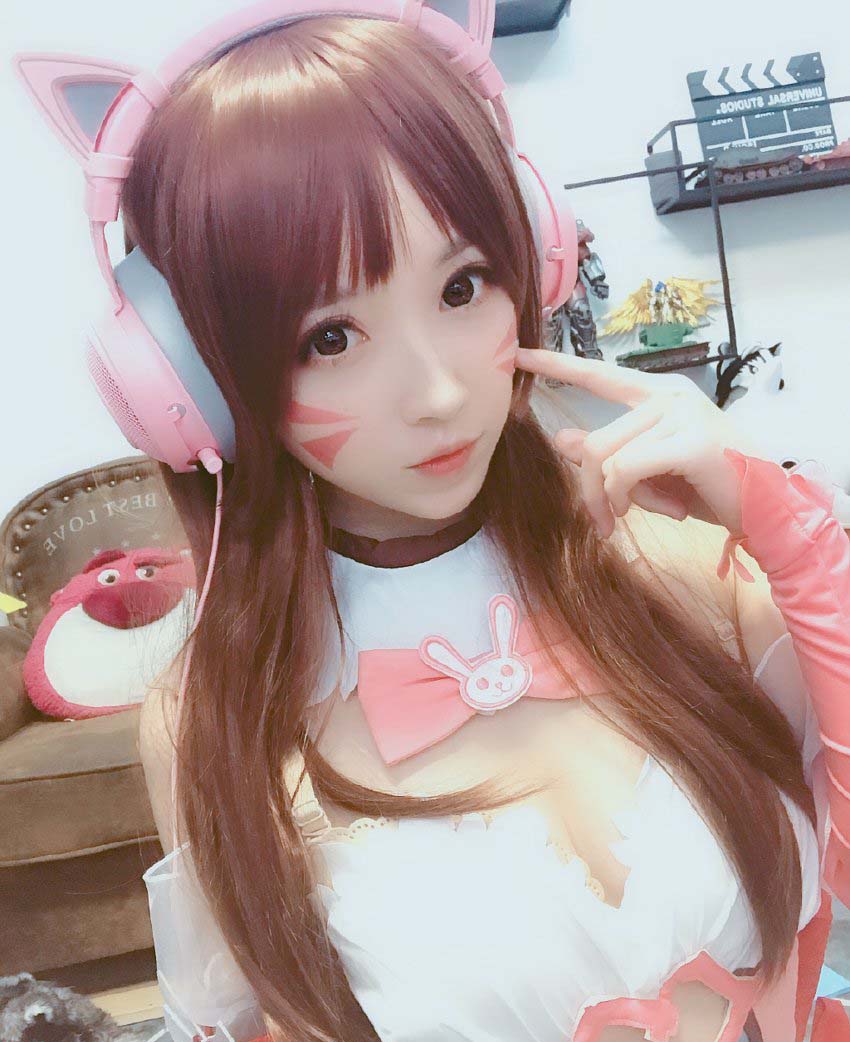 斗鱼二次元主播「小女巫露娜」