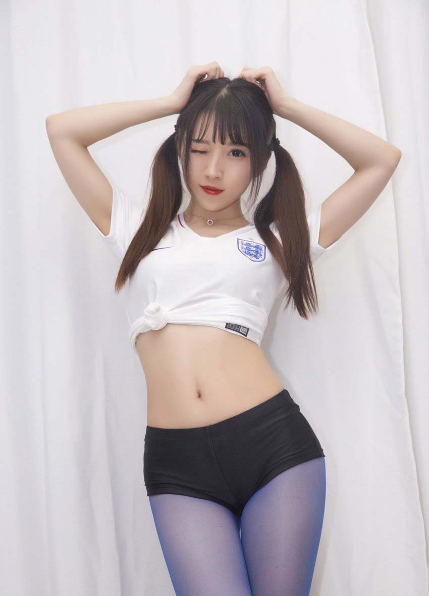 斗鱼二次元主播「小女巫露娜」