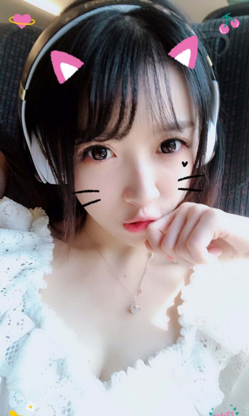 斗鱼二次元主播「小女巫露娜」