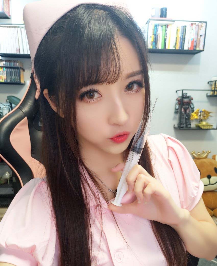斗鱼二次元主播「小女巫露娜」