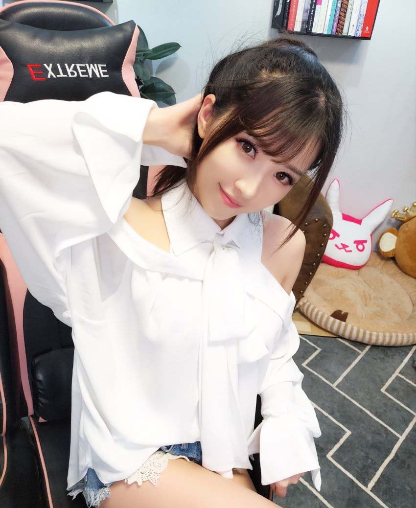 斗鱼二次元主播「小女巫露娜」