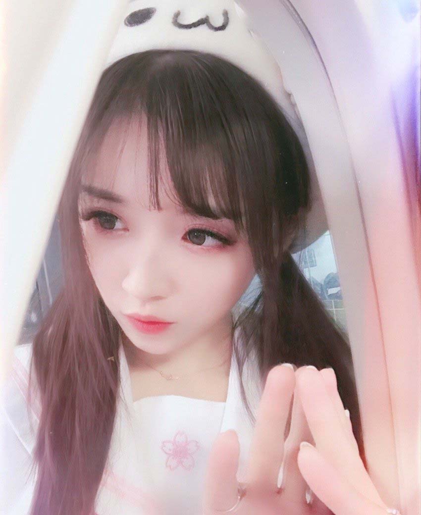 斗鱼二次元主播「小女巫露娜」